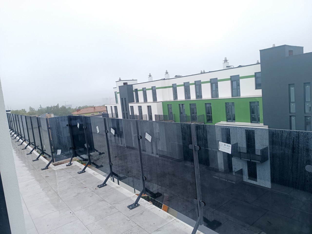 Використання тонованого скла для перил у проєкті LEV Development