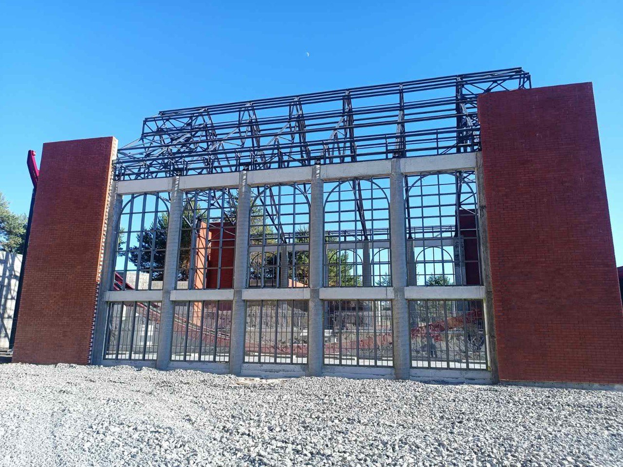 Construction of a new building in the Ururu amusement park