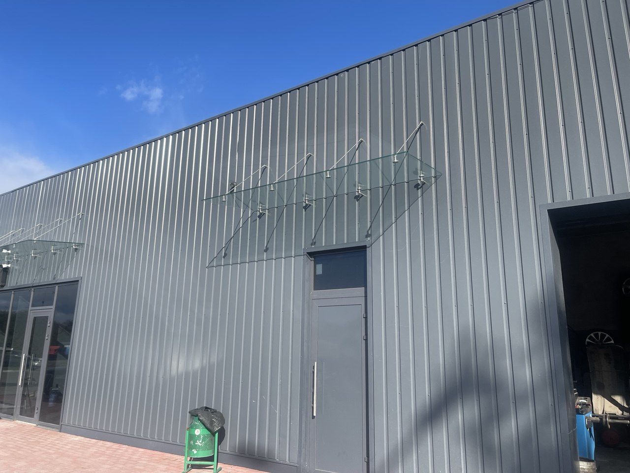 Glass roofs installed at OKKO filling station