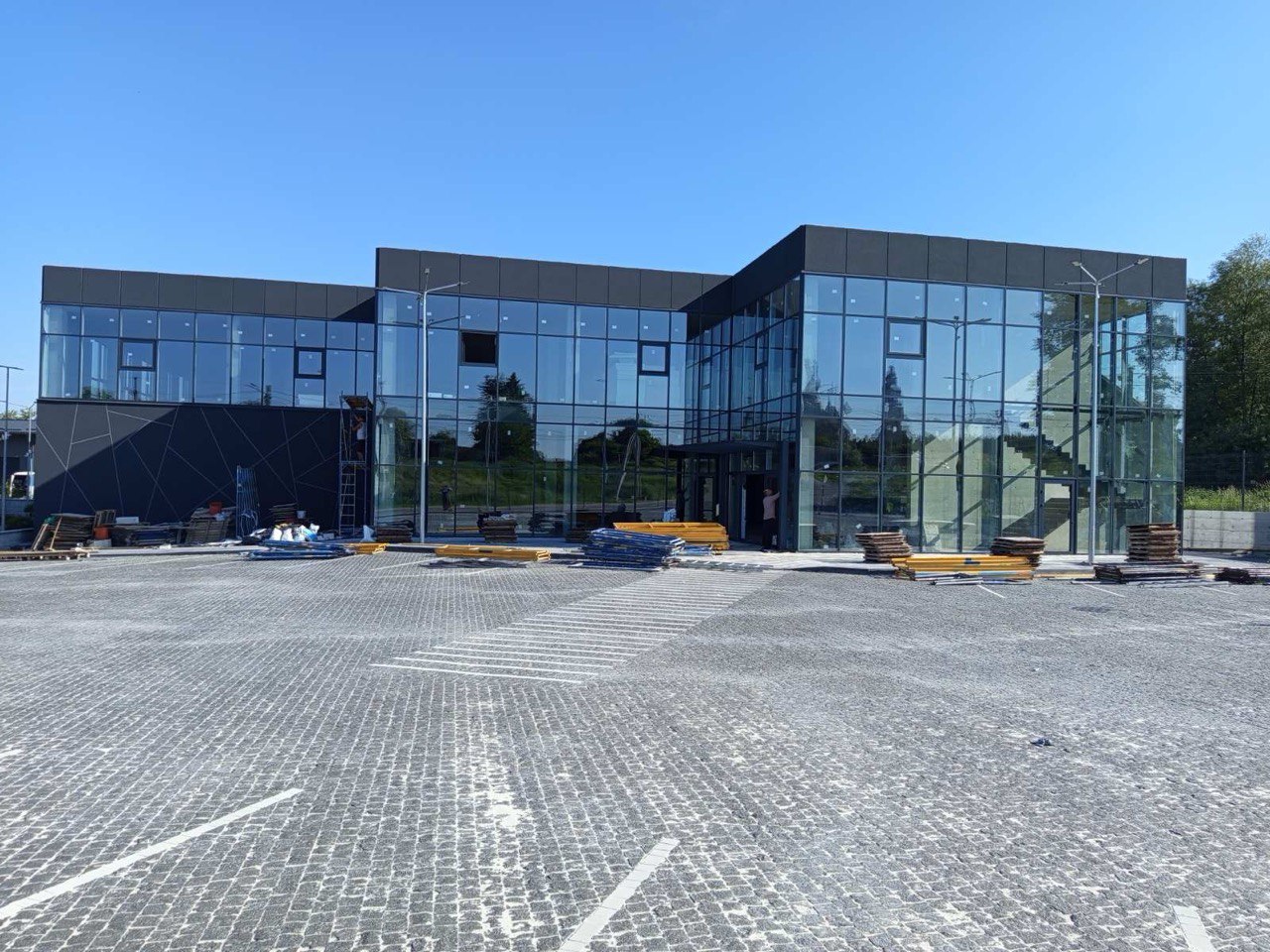 Shopping center with a glass facade, Zubra village